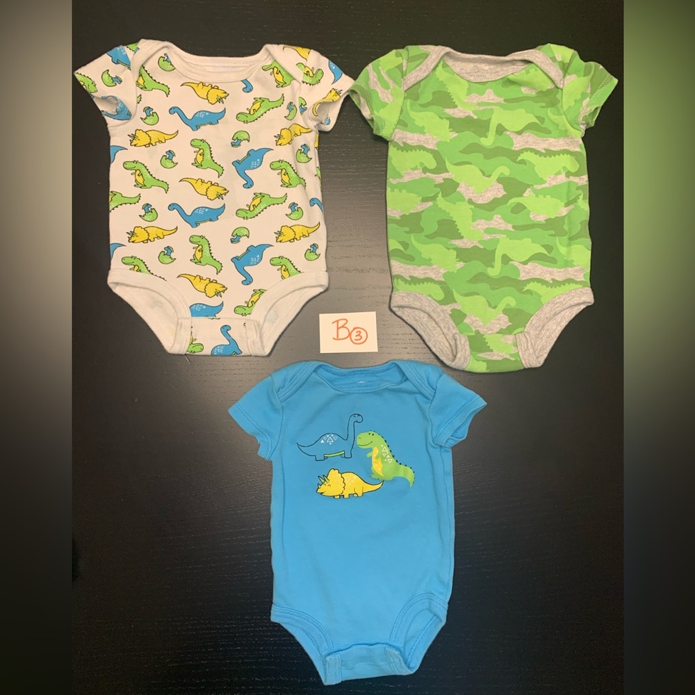 🦕 $4.00 w/ bundle 💝 -Dinosaur Print Baby Onesie Set - 0-3m